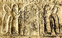 Árvore Sagrada com Assistentes (Extrema estilização da árvore indica que aquela tradição já era antiga (Urartiano, detalhe de elmo de bronze do Rei Sarduri II, 760-743 A.C. - Hermitage Museum, Leningrado).